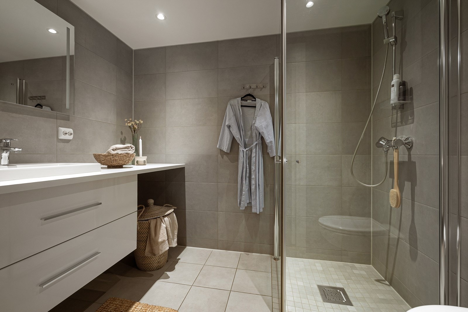 Pent og moderne baderom med dusjhjørne og vegghengt toalett. Gulvvarme. Galleribilde