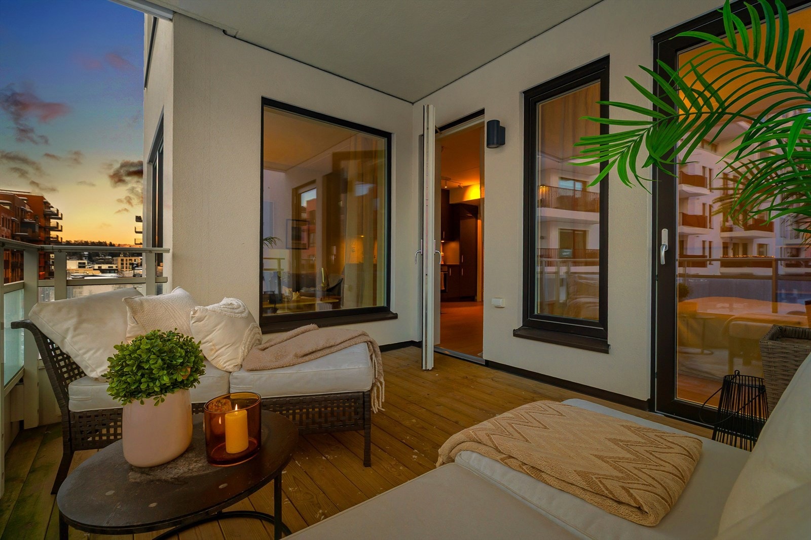 Balkongen er en flott forlengelse av boligen i sommerhalvåret, og har gode møbleringsmuligheter. Galleribilde