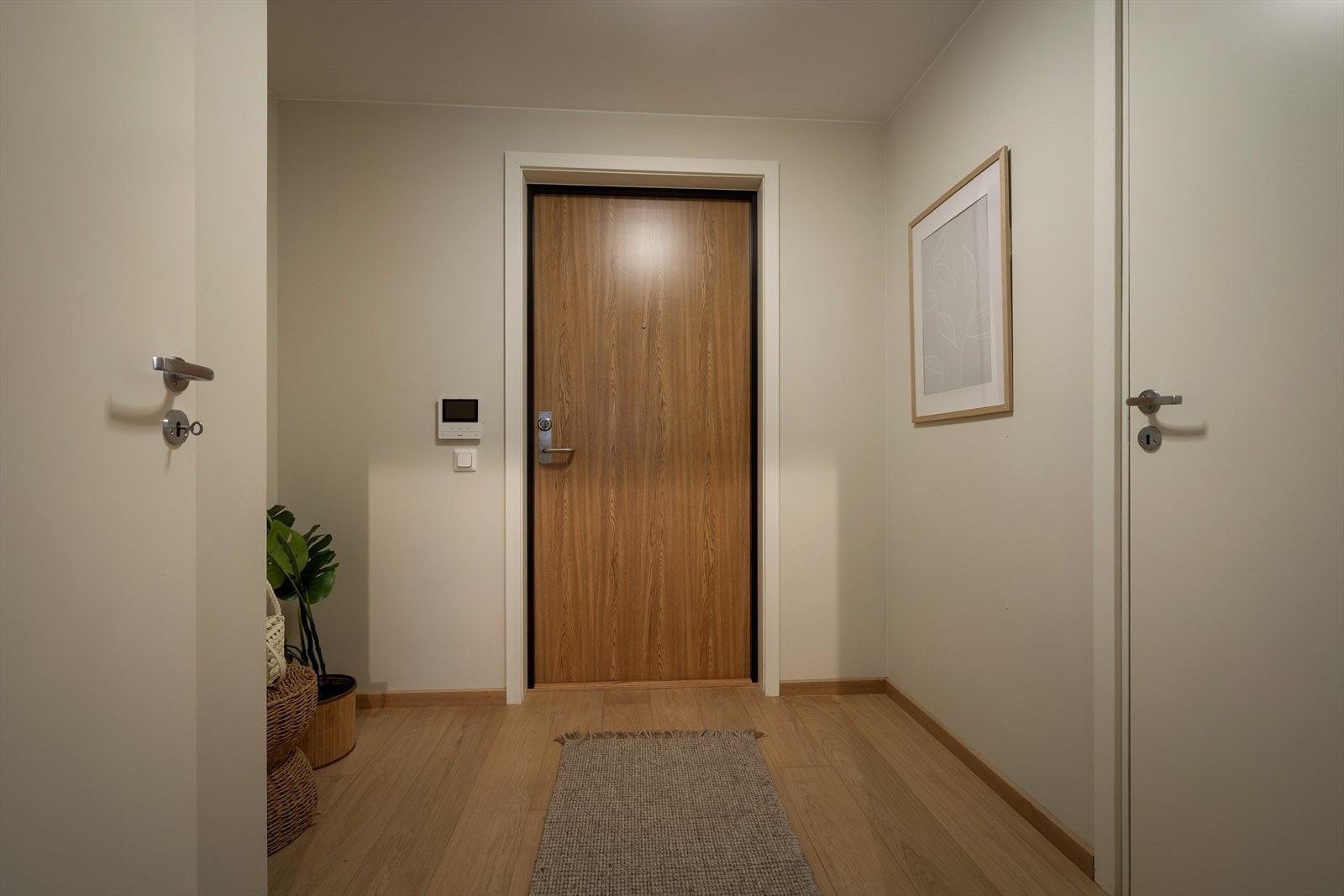 Hyggelig inngangsparti med god plass til oppheng av ytterklær og plassering av sko. Det er også muligheter for garderobeskap. Galleribilde