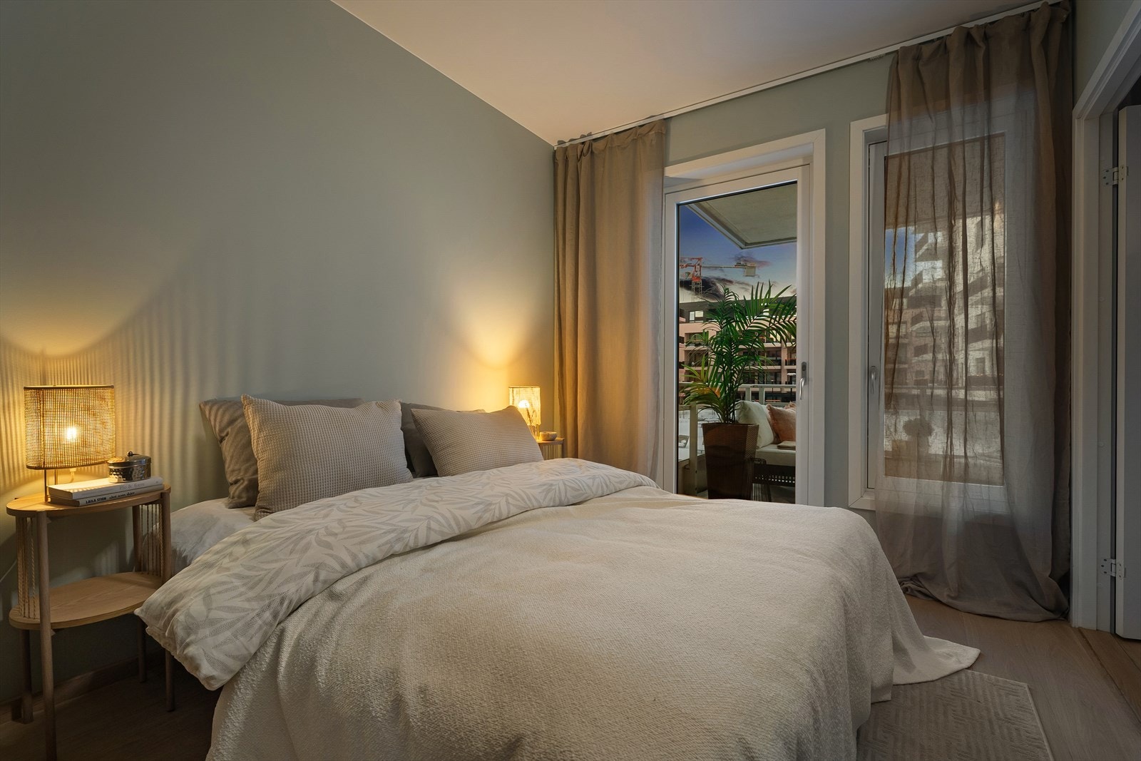 Direkte adkomst til soverommet via stuen. Her er det store vinduer, samt egen utgang til balkongen. Galleribilde