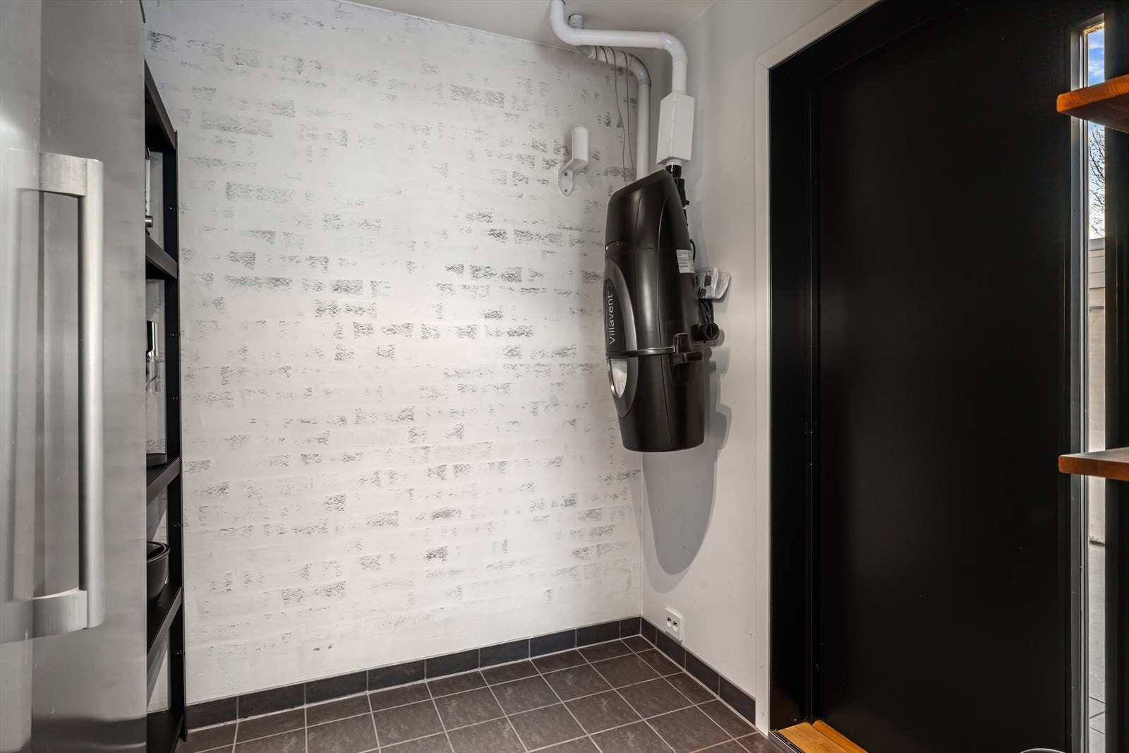 Gjestetoalett og vaskerom med bi-inngang Galleribilde