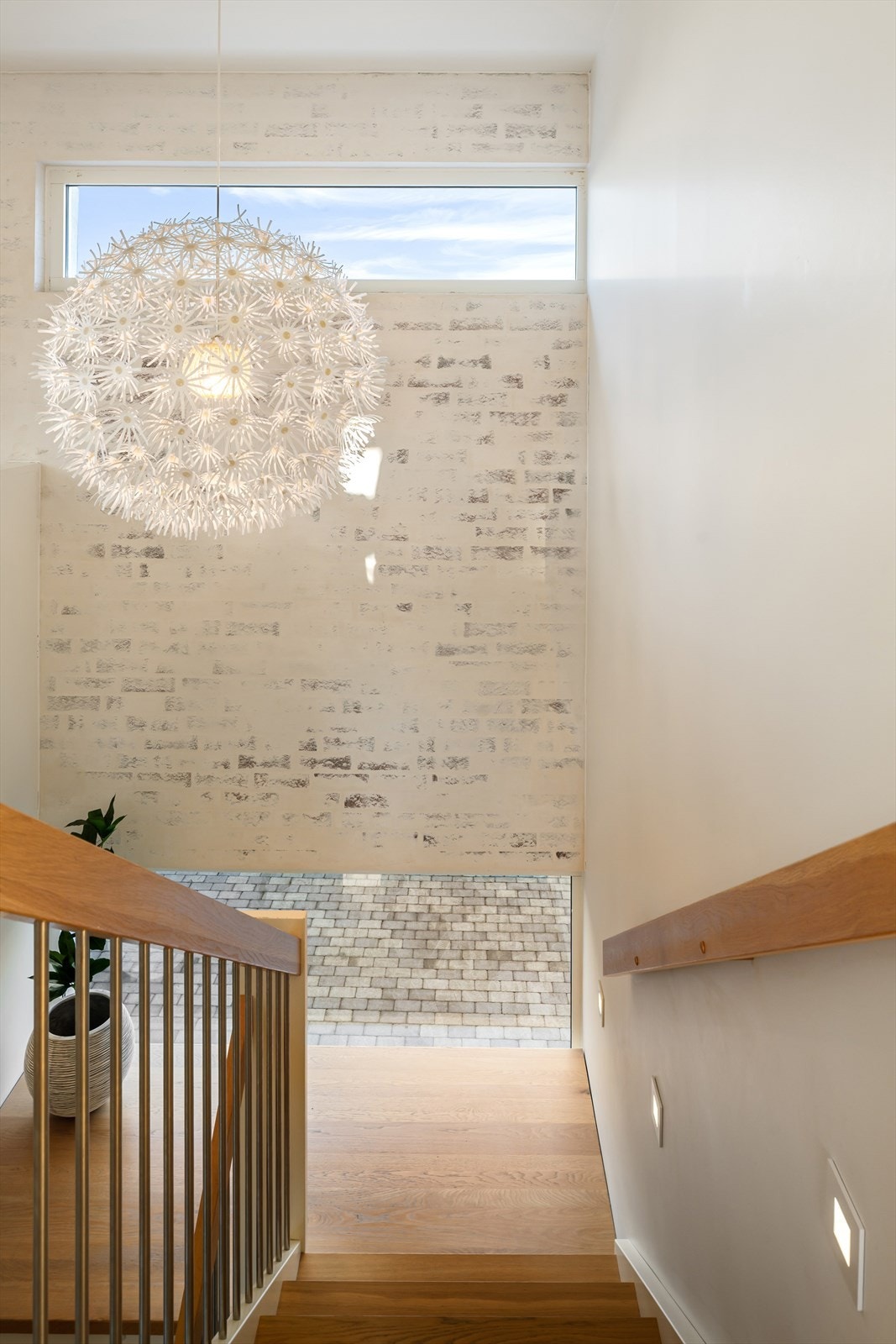 Trapp mellom etasjene med eiketrinn og stålspiler Galleribilde