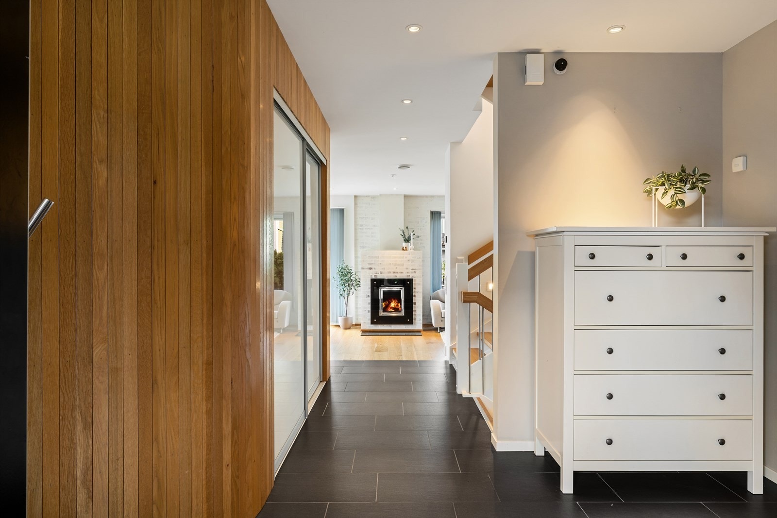 Entré med fliser på gulv og skyvedørsgarderobe Galleribilde