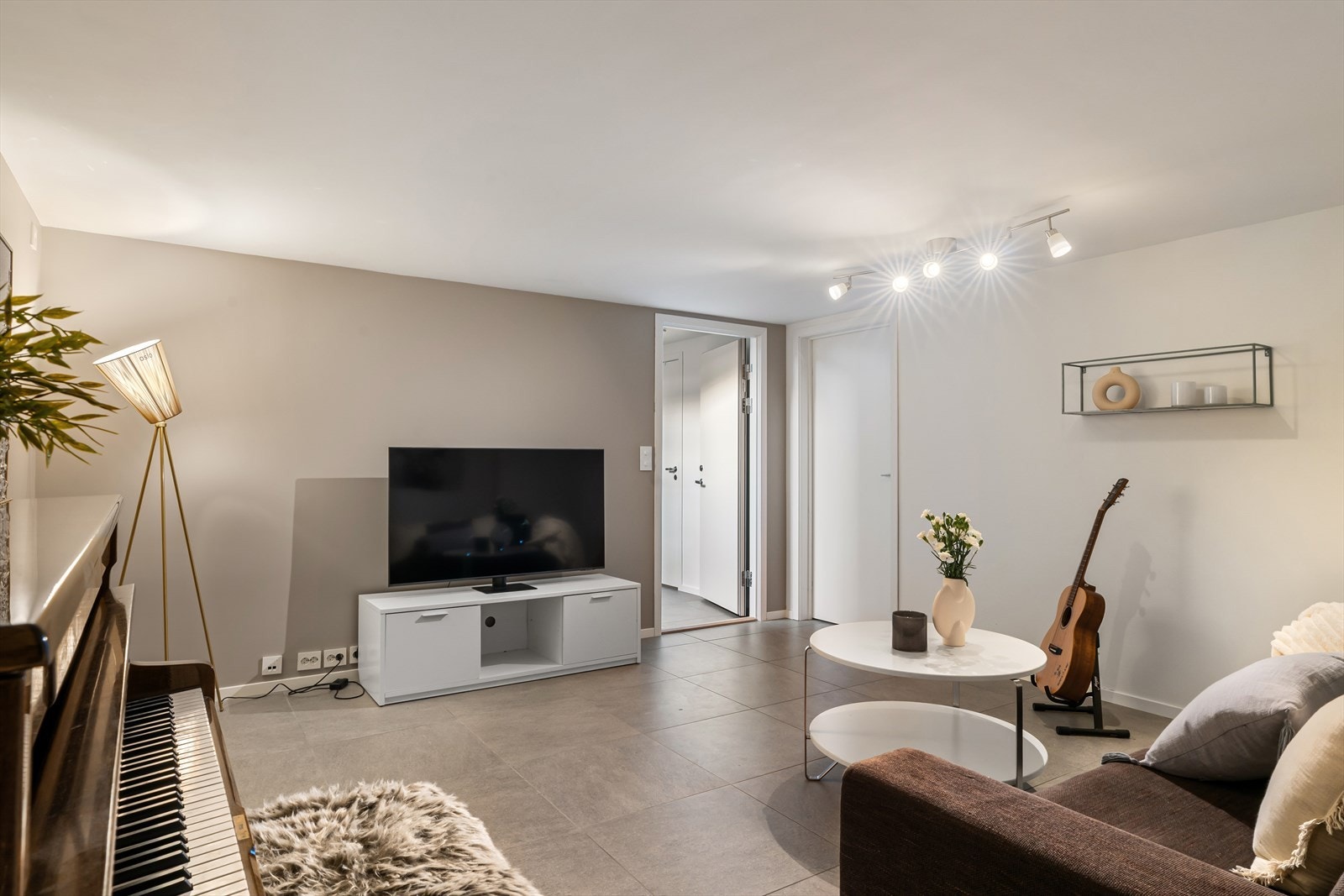 Rom brukt som kjellerstue (Ikke byggemeldt og godkjent) Galleribilde