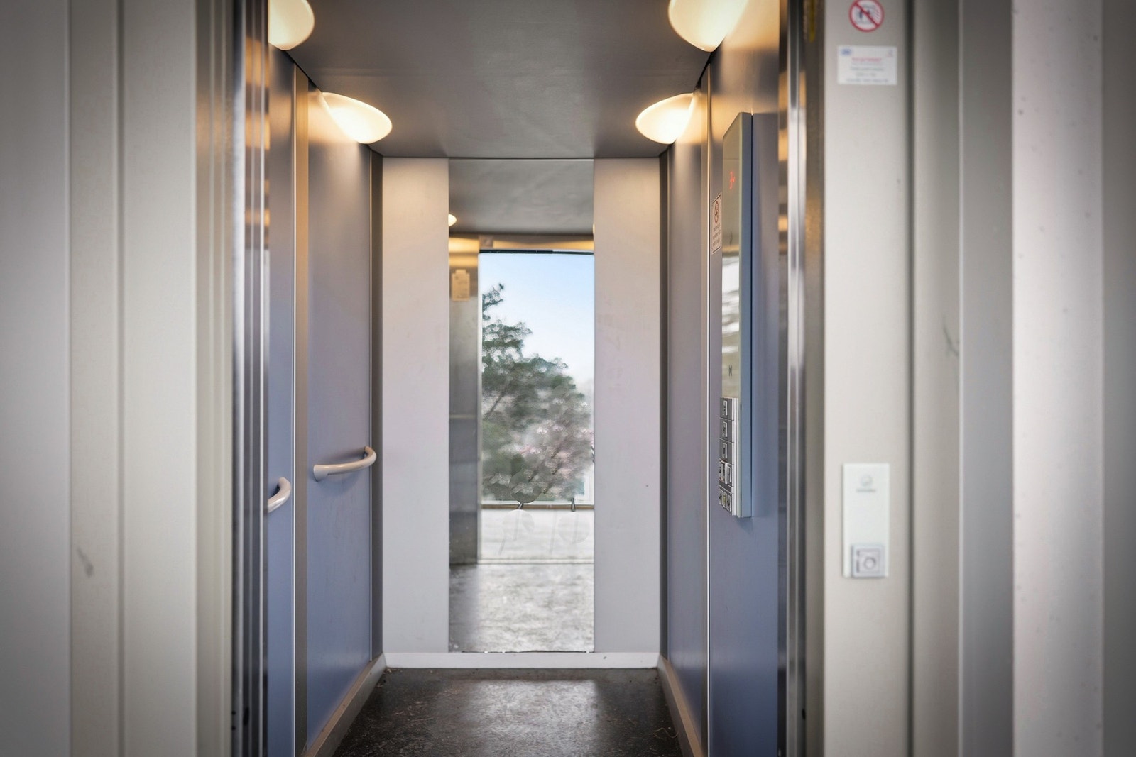 Rett utenfor garasjeanlegget er det heis, som bringer deg raskt til leilighetens etasjeplan. Det er også trappadkomst, for dem som ønsker å benytte bena. Galleribilde