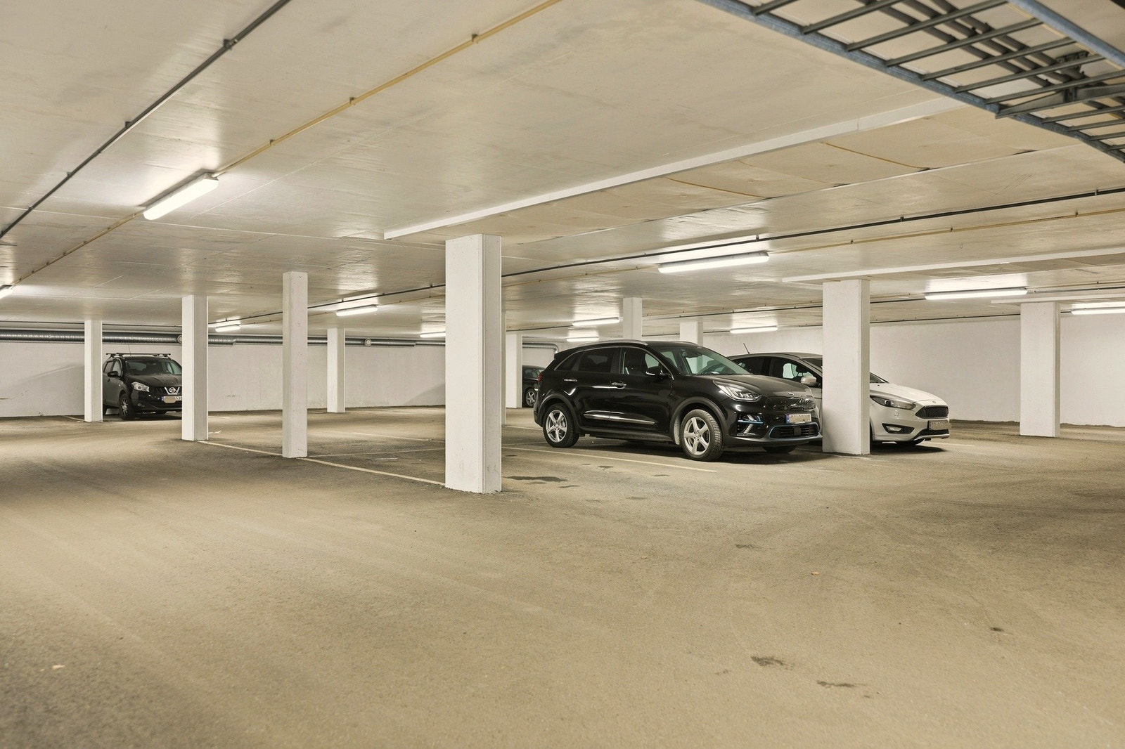 Det er felles garasjeanlegg i sameiet. Parkering etter prinsippet om "første-mann-til-mølla" praktiseres, dvs. er det en ledig plass kan man parkere på den plassen. Galleribilde