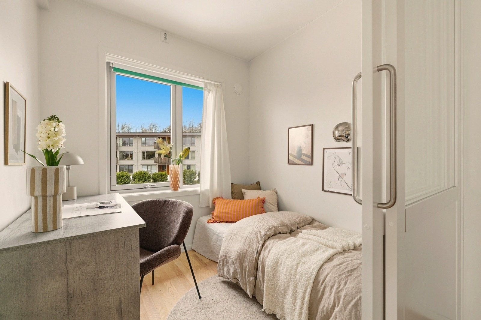 Utsnitt av det andre soverommet. Det er skyvedør med glassfelt øverst, mot spisestuen. Galleribilde