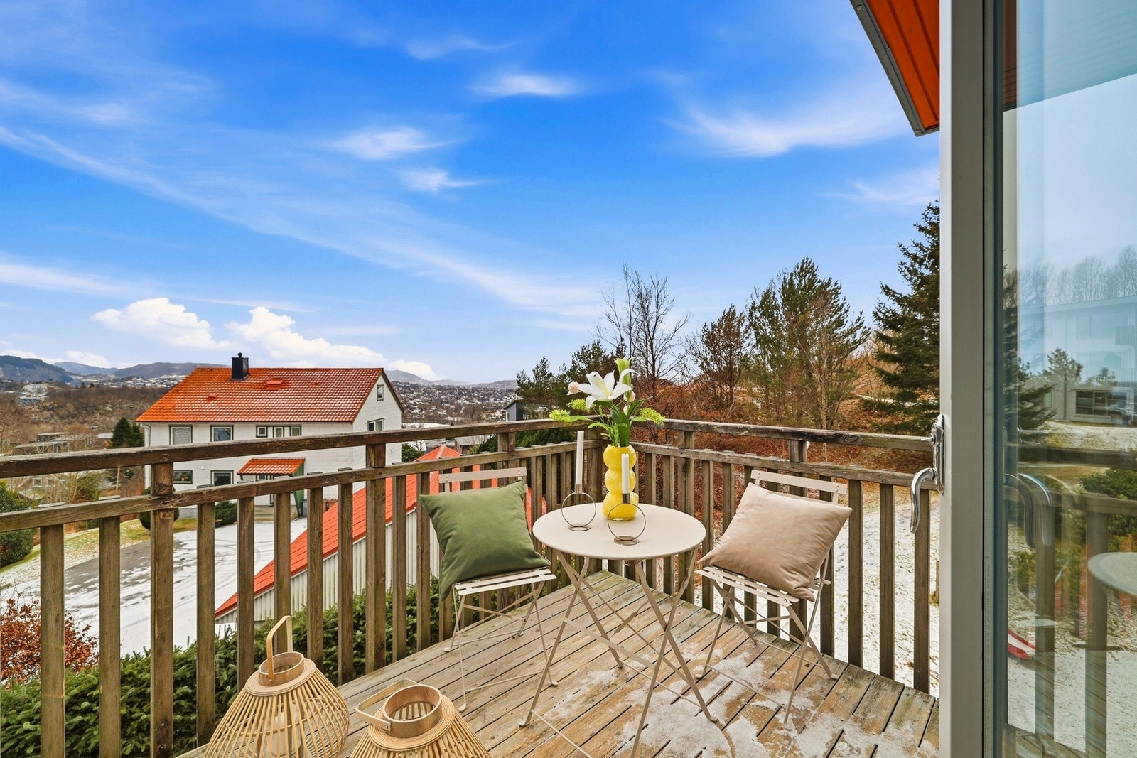 Sydvendt balkong med gode solforhold og pen utsikt - et perfekt sted for avslapning store deler av dagen. Galleribilde