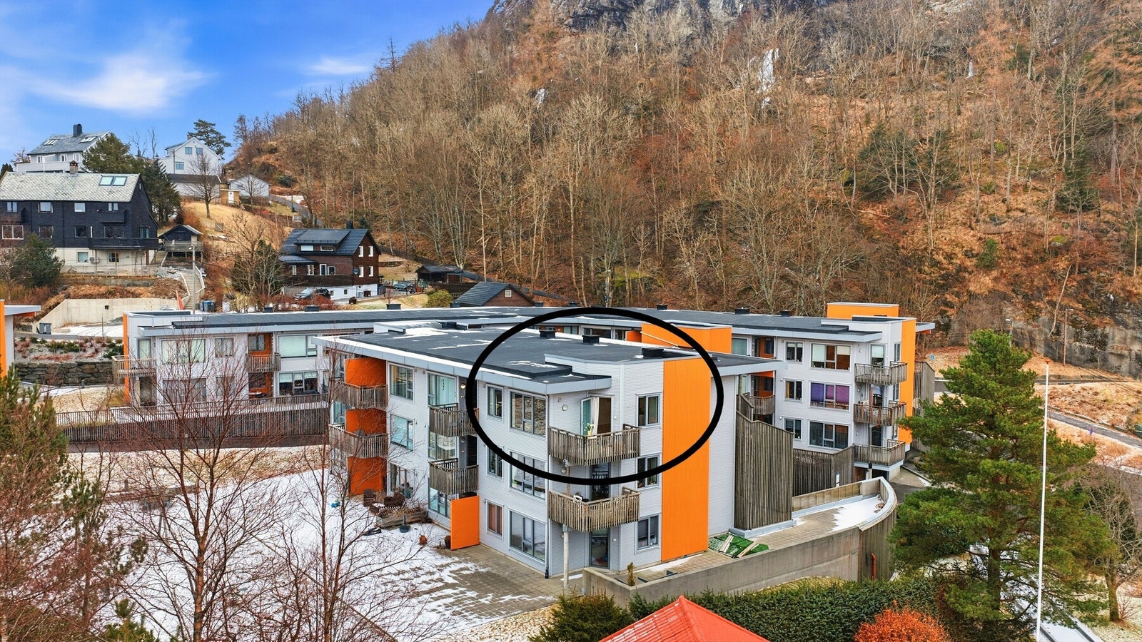 3-roms selveierleilighet i populære Lerkerinden på Nattland. Leiligheten er en topp/hjørneleilighet med god internbeliggenhet. Galleribilde