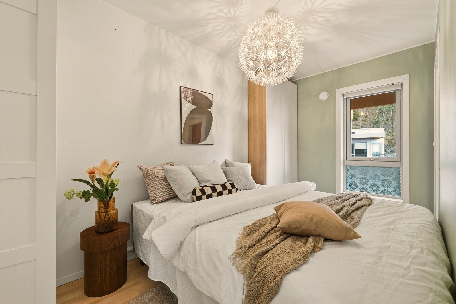 Hovedsoverommet har god størrelse, garderobeskap på begge sider og adkomst via to separate skyvedører. Galleribilde