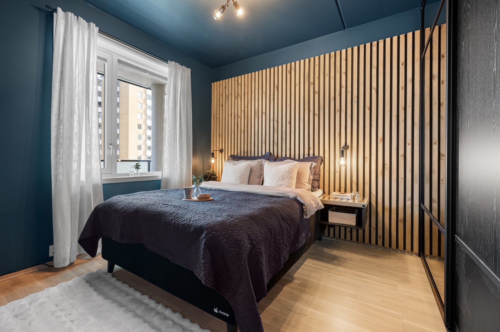 Det er god plass til å innrede med dobbeltseng. Det er innredet med skyvdørsgarderobe med speilfront. Galleribilde