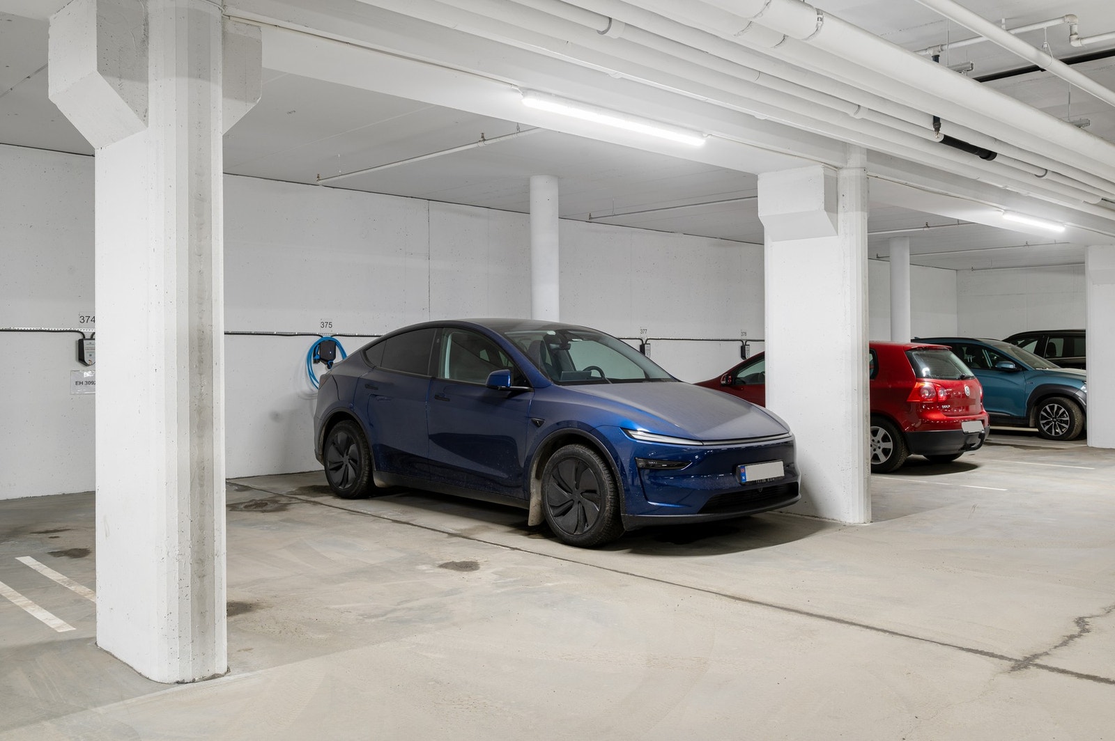 Andelen har bruksrett til 1 parkeringsplass i felles p-kjeller. Galleribilde