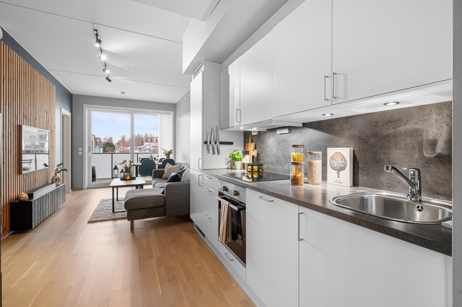 Flott kjøkkeninnredning med slette fronter og laminert benkeplate. Galleribilde