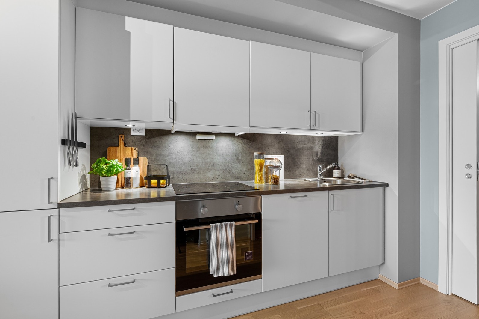 Det er integrert platetopp, stekeovn, oppvaskmaskin og kjøle-/fryseskap. Galleribilde