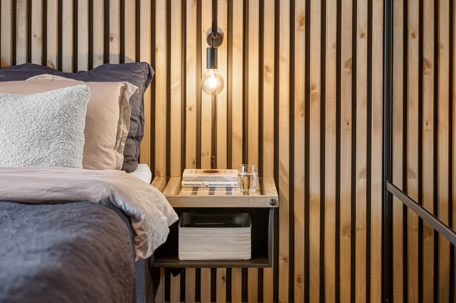 Elegant spilevegg med praktisk, spesiallaget nattbord. Galleribilde