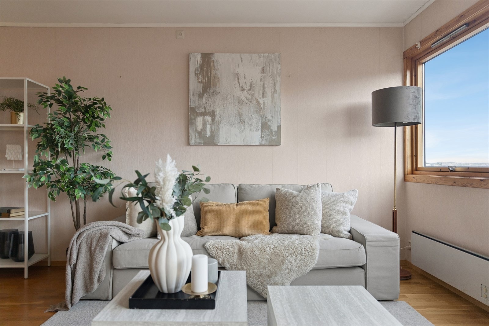 Stuen har store vindusflater med mye lysinnslipp. Galleribilde