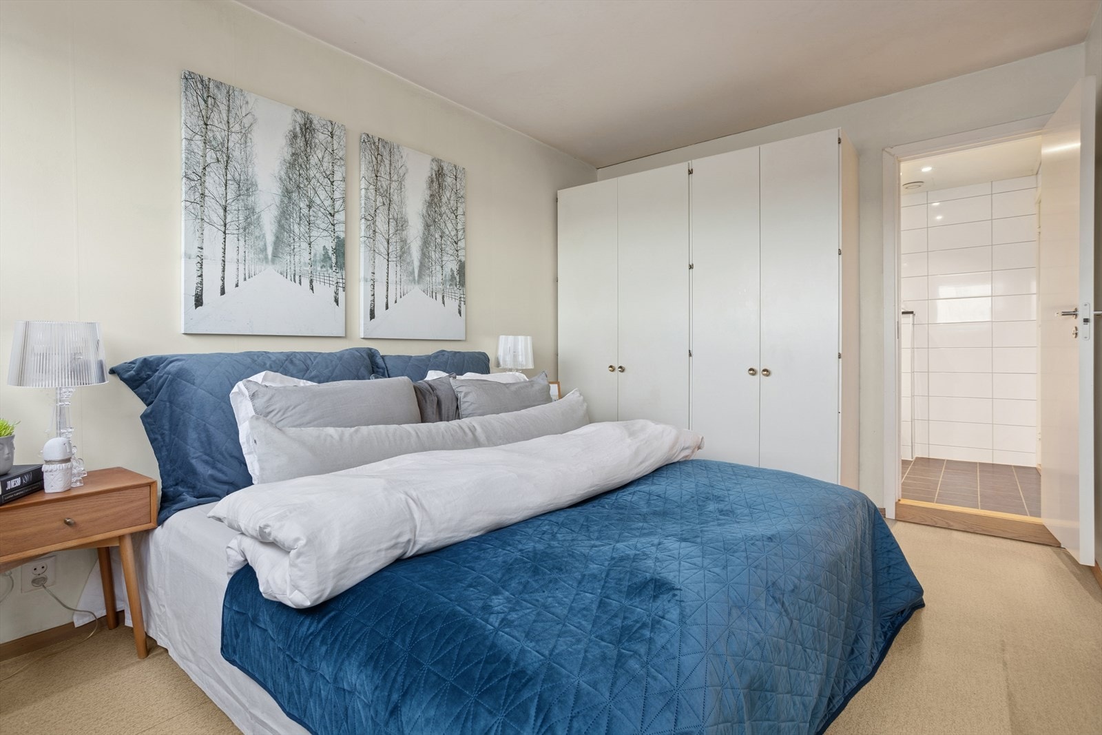 Soverom med garderobe og enkel adkomst til bad. Galleribilde