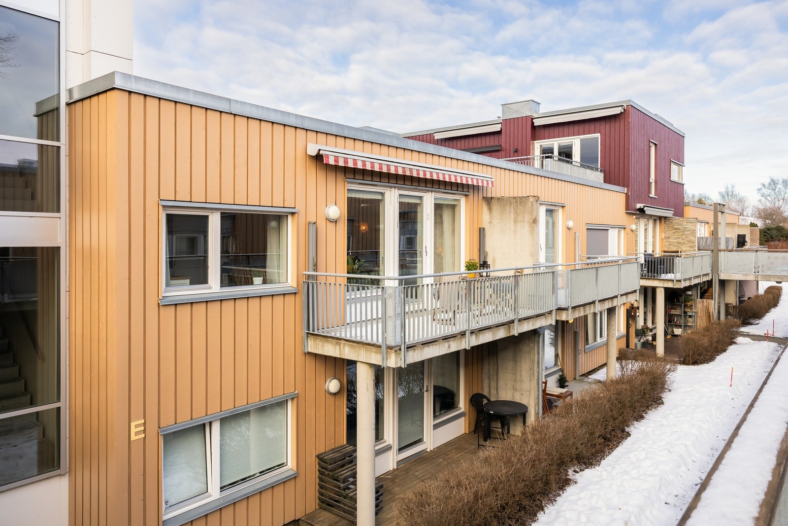 Leiligheten ligger i 2.etasje og har heisadkomst til bakkeplan og garasjekjeller. Galleribilde