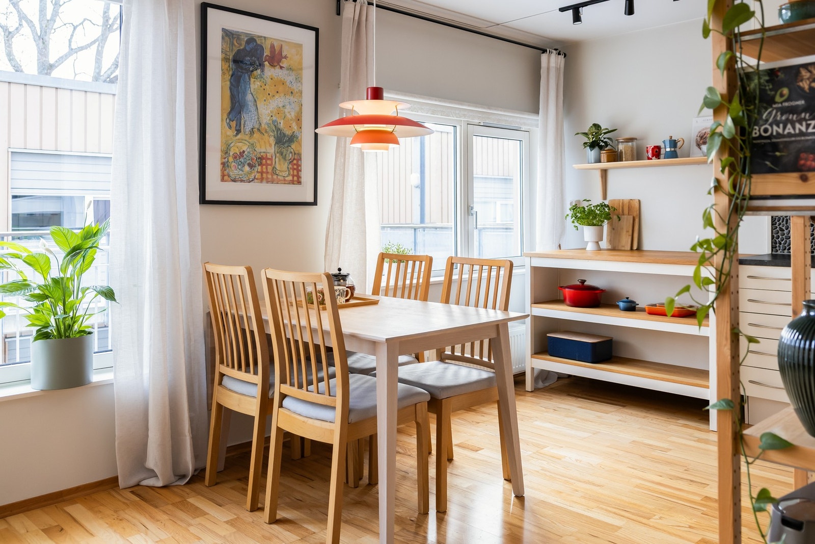 Stuen har god plass til sofagruppe og spisebord. Galleribilde