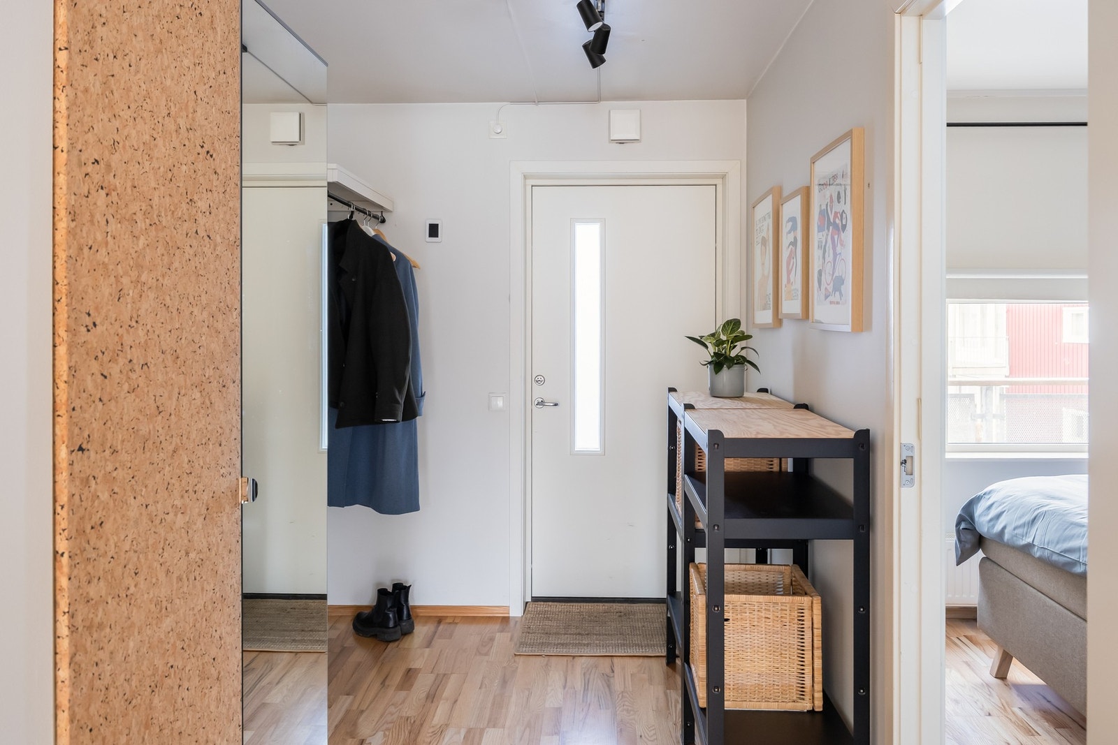 Gangen er utstyrt med garderobeskap. Galleribilde