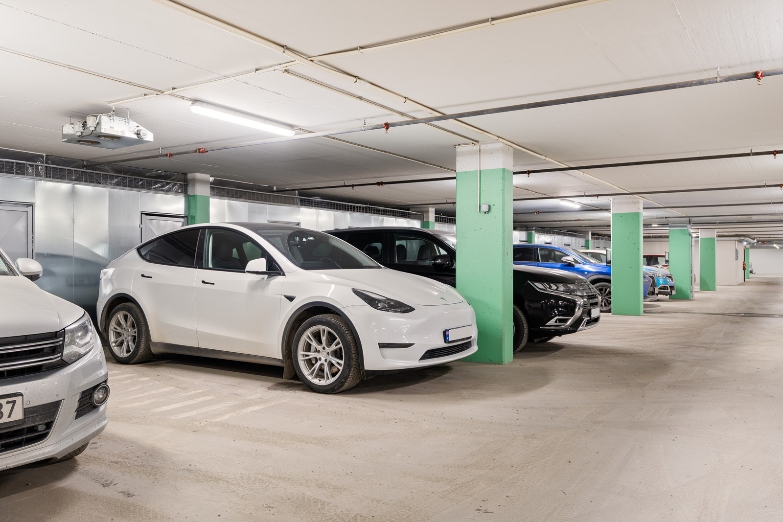 Egen parkeringsplass i oppvarmet parkeringskjeller med bod i bakkant. Galleribilde