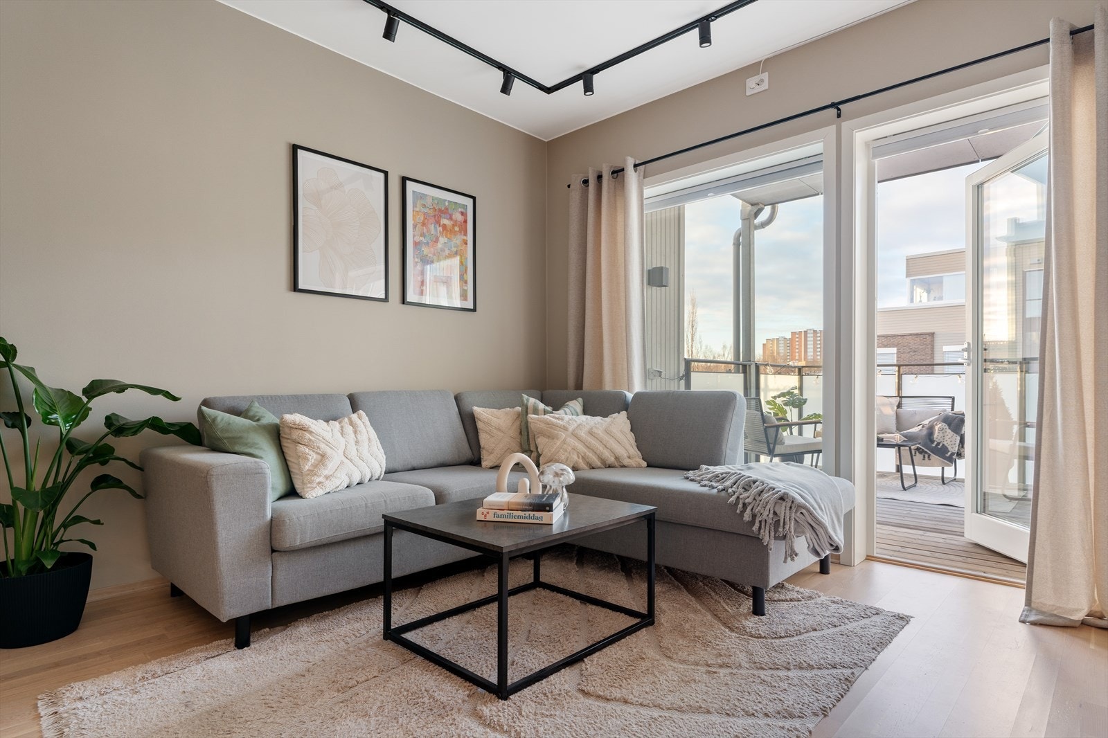 På stuen har man moderne fargevalg, flotte parkettgulv og store vindusflater som gir naturlig lys og skaper en god atmosfære. Galleribilde