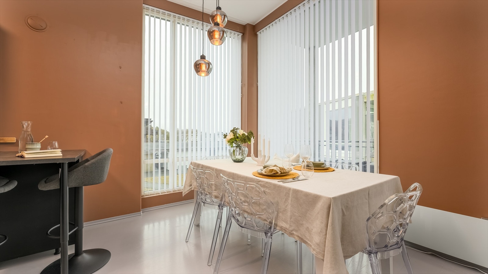 Den åpne løsningen mellom stue og kjøkken skaper en sosial og luftig atmosfære. Galleribilde