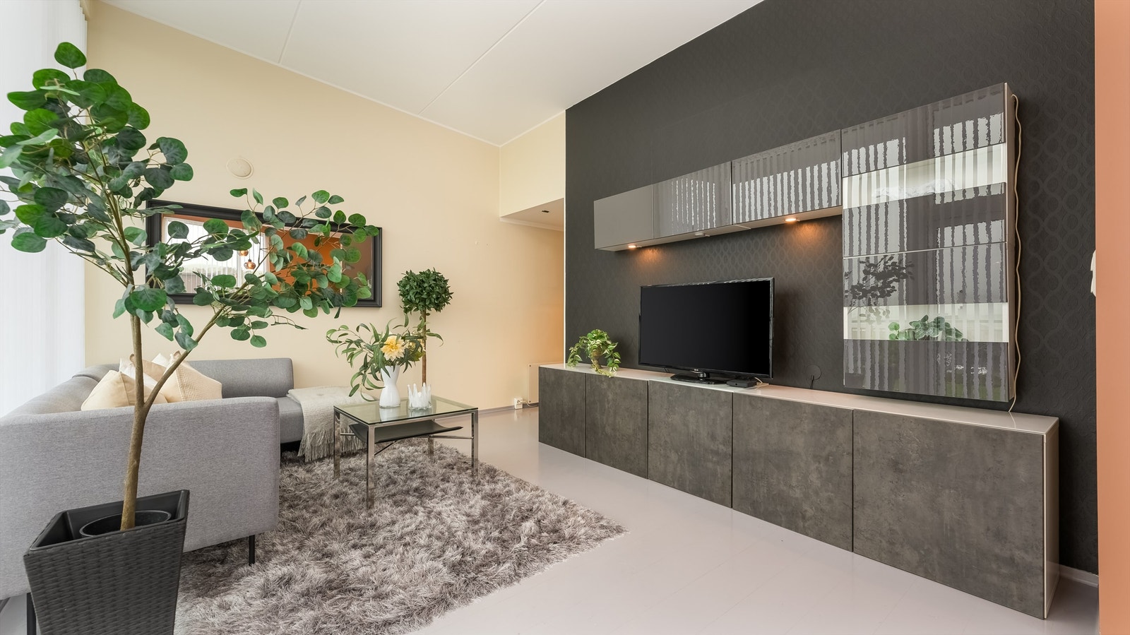 En hel vegg er dedikert til mediemøbel, som gir gode oppbevaringsmuligheter. Galleribilde