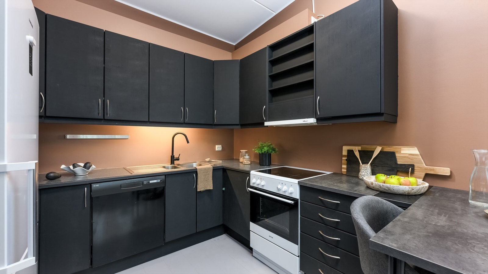 Kjøkkeninnredningen byr på god lagringsplass i både over- og underskap. Galleribilde