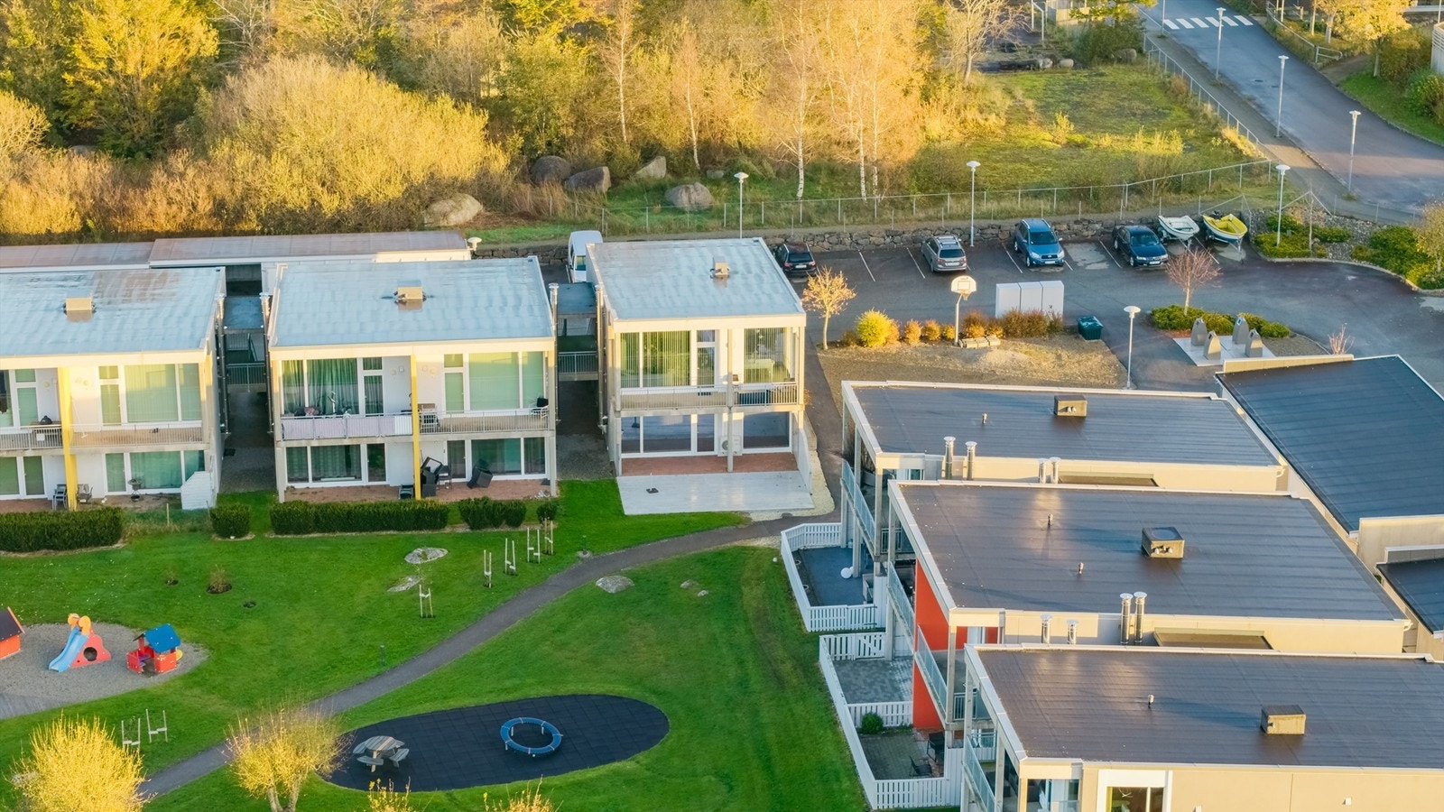 Boligfeltet er omkranset av grøntarealer og har en luftig plassering. Galleribilde