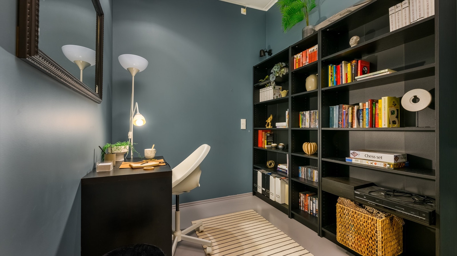 Et eget kontor gir en rolig arbeidsplass. Rommet er oppført uten vindu og derfor ikke godkjent for varig opphold. Galleribilde