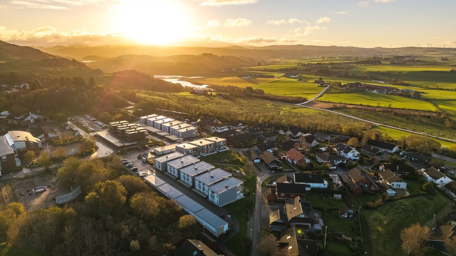 Området har gode solforhold og en åpen utsikt over det omkringliggende landskapet. Galleribilde