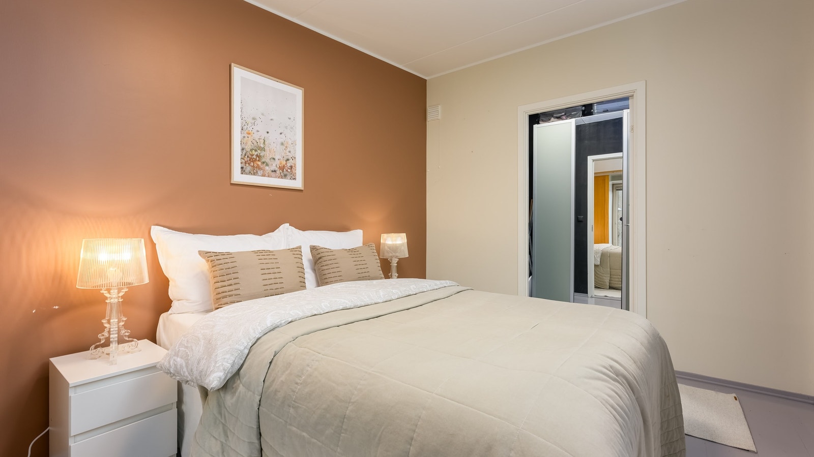 Rommet har god plass til dobbeltseng og nattbord. Galleribilde