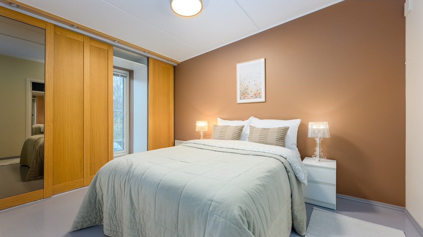 Hovedsoverommet har en stor skyvedørsgarderobe med speilfronter. Galleribilde