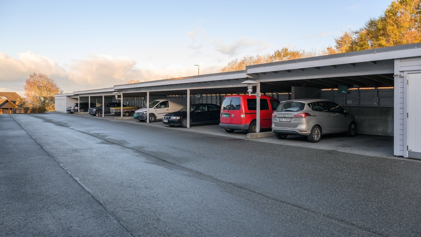 Det medfølger fast parkeringsplass i carportanlegg, samt tilgang til gjesteparkering. Galleribilde