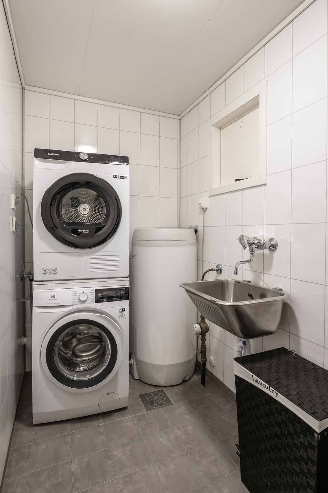 Vaskerommet er utstyrt med vegghengt utslagsvask, 200 liters varmtvannstank og opplegg til vaskemaskin. Galleribilde