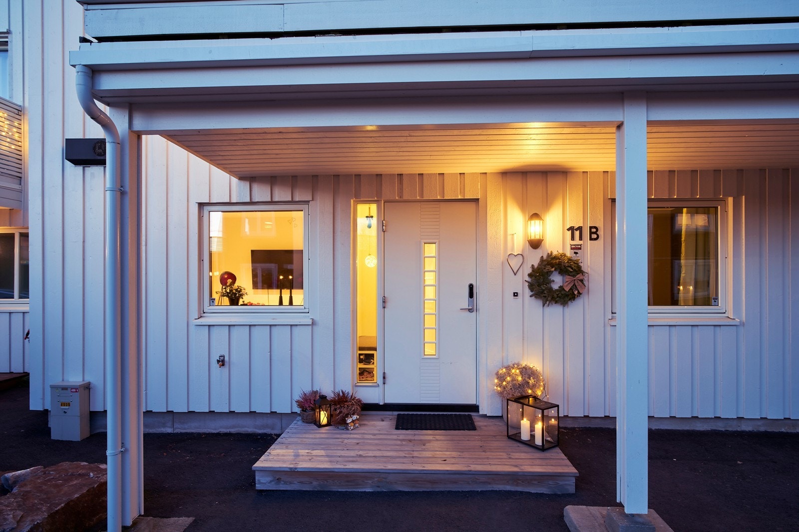 Overbygd inngangsparti gir god beskyttelse mot vær og vind. Galleribilde