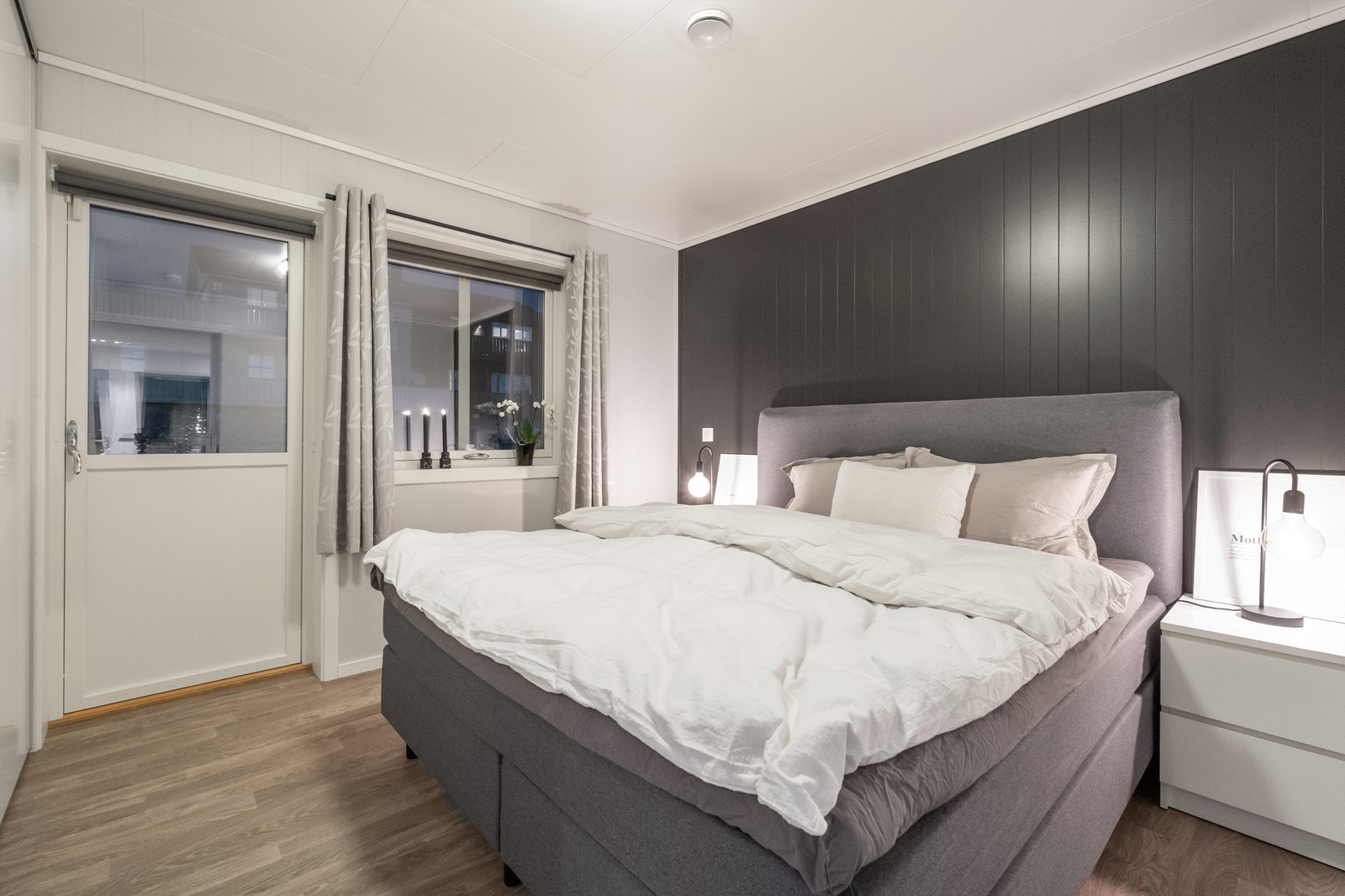 Hovedsoverommet ligger i 2. etg, og her har man dør ut til nordøstsiden av huset. Galleribilde