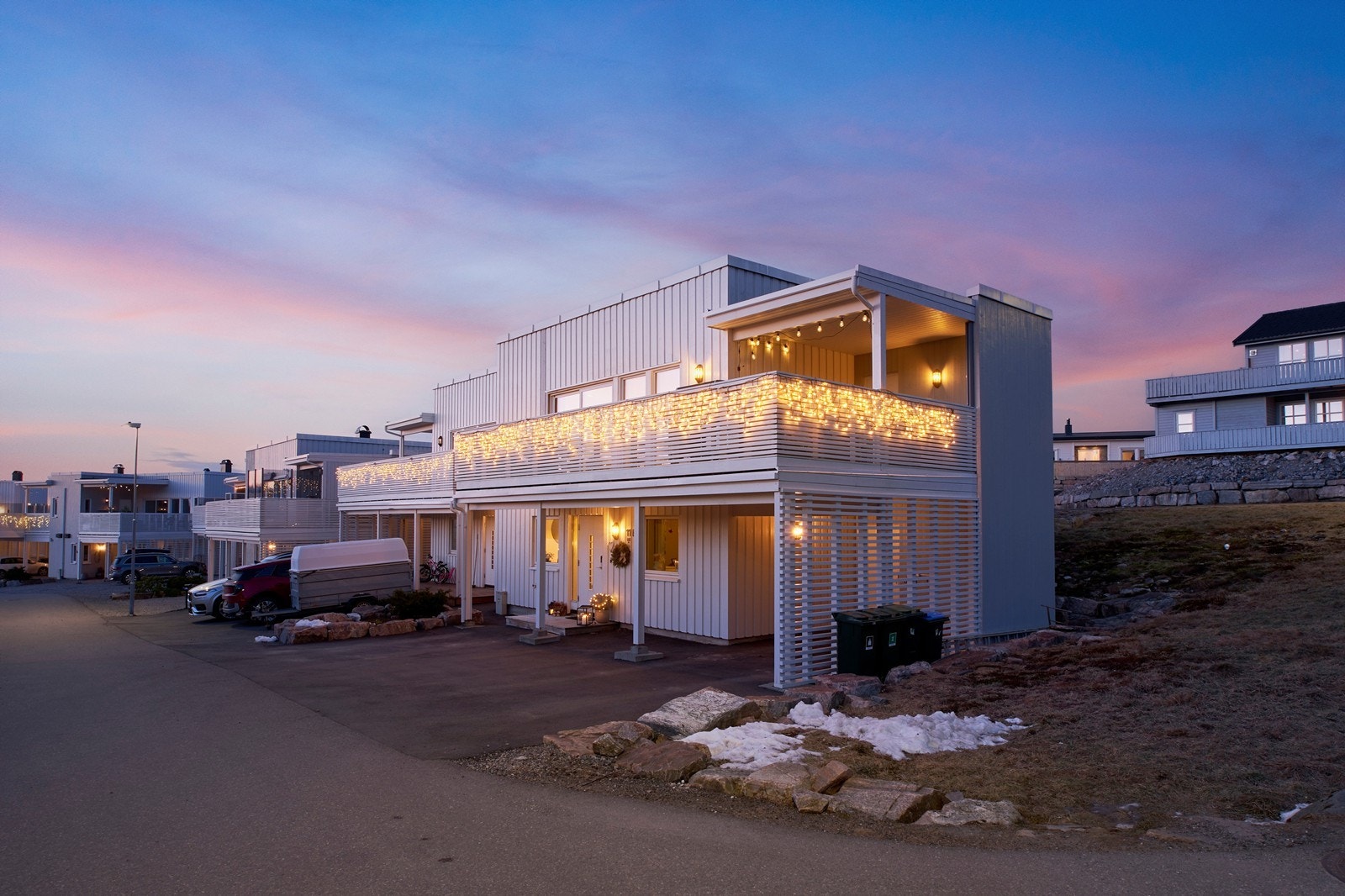Fasade sørvest, med innkjørsel, carport og inngangsparti. Galleribilde