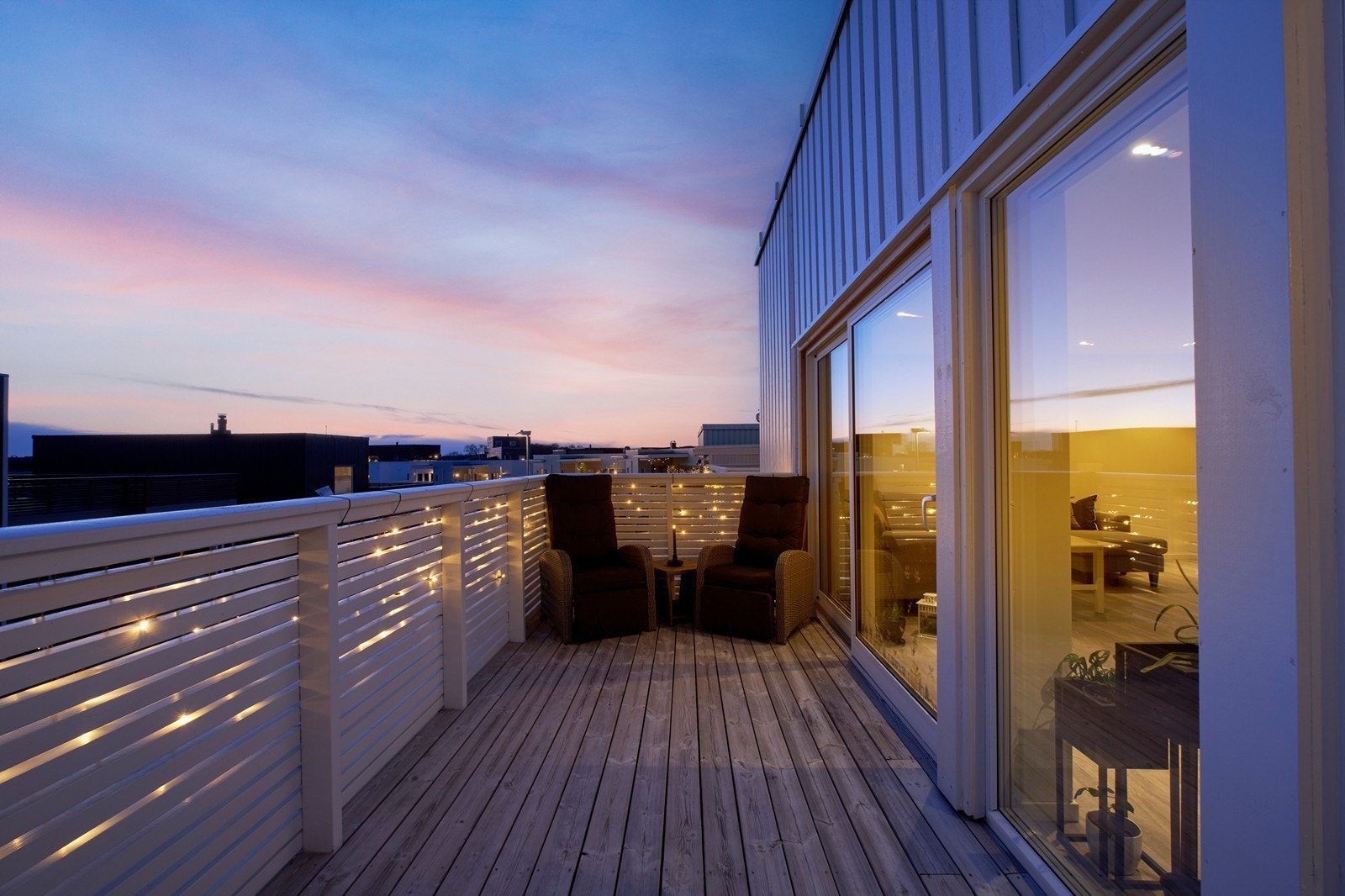 Også på fine høstkvelder og vinterdager kan man nyte uteliv på verandaen. Galleribilde