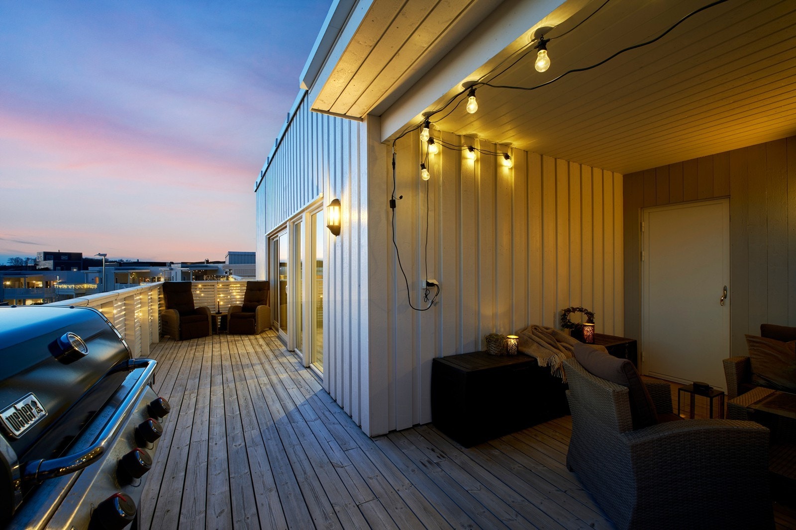 Deler av verandaen er overbygd, og man sitter lunt og skjermet for vær og vind. Galleribilde