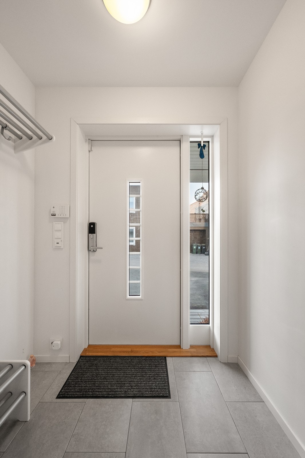 Gulv i entréen er flislagt, noe som gir en praktisk og lettstelt løsning. Galleribilde