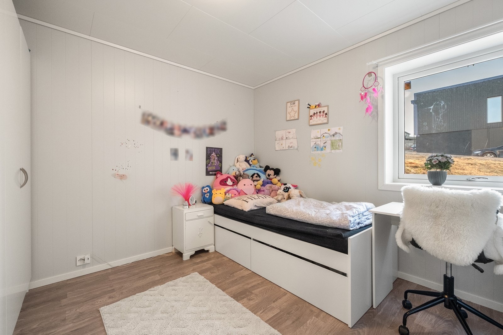 Soverom 2 har to doble garderobeskap montert for praktisk oppbevaring. Galleribilde