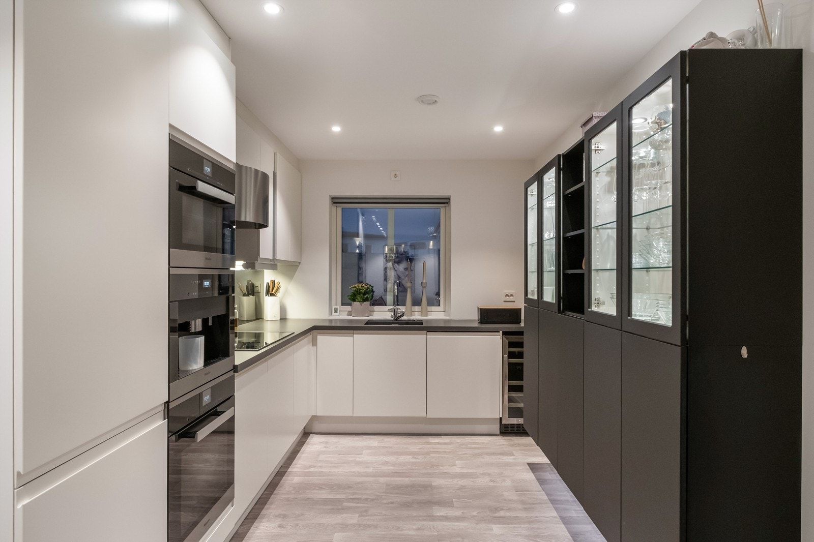 Et praktisk og effektivt utnyttet kjøkken, med vindu over kjøkkenbenken som gir både lys og økt romfølelse. Galleribilde