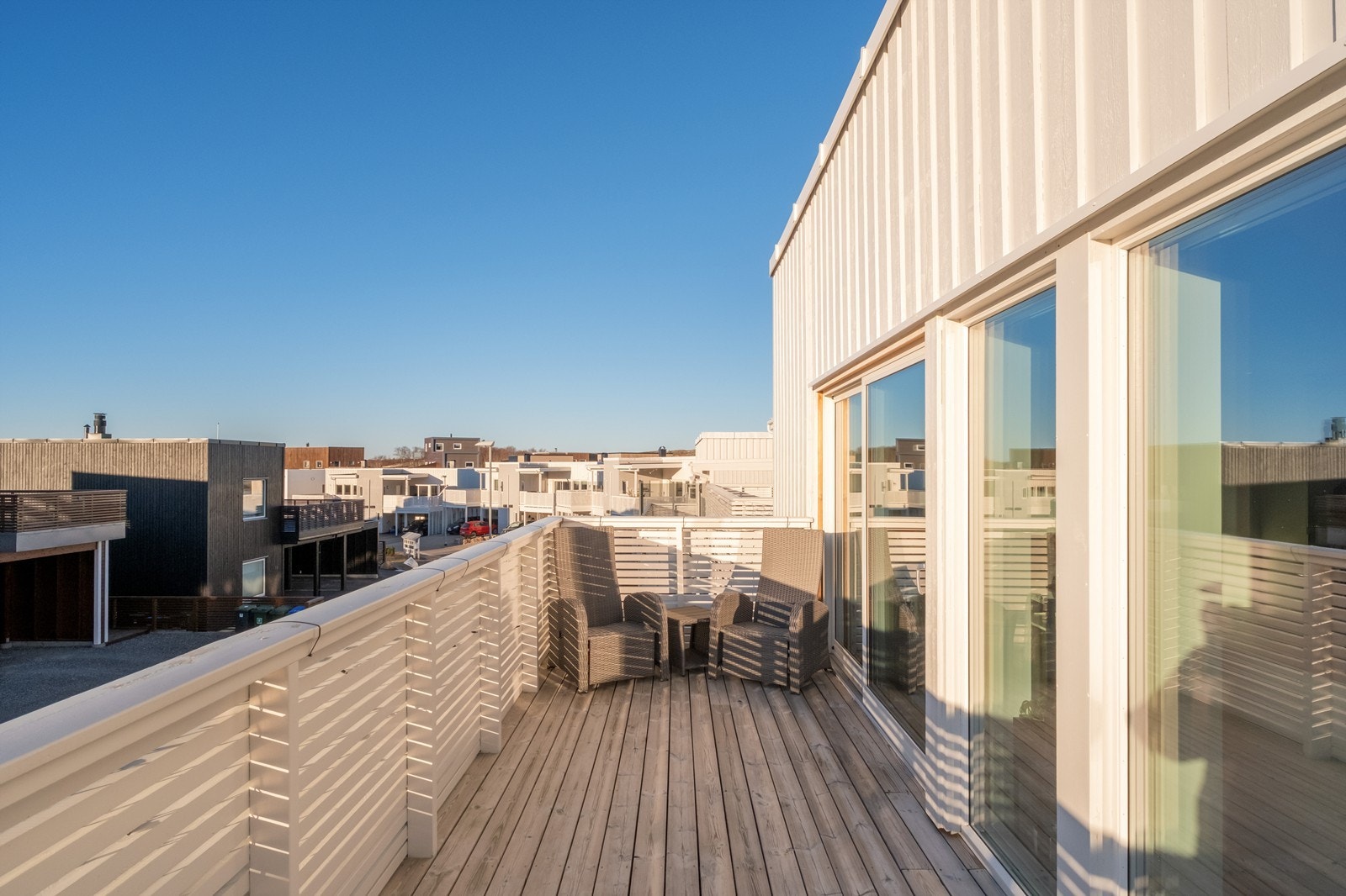 Verandaen går i vinkel rundt to sider av husets vegger. Galleribilde