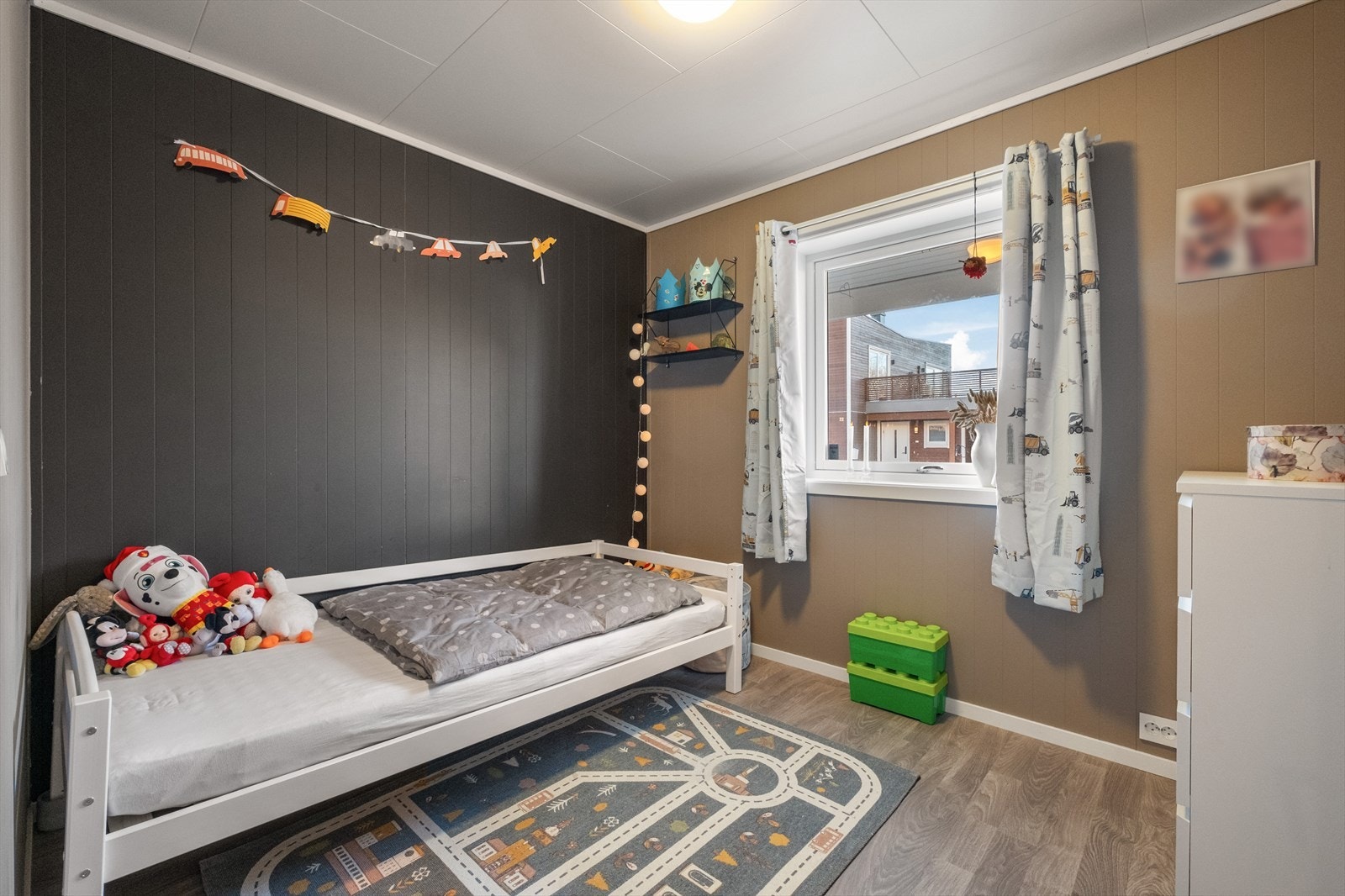 I 1. etg. finner man to av boligens tre soverom. Laminatgulv gir en slitesterk overflate i rommet, mens malte panelvegger skaper et moderne uttrykk. Galleribilde