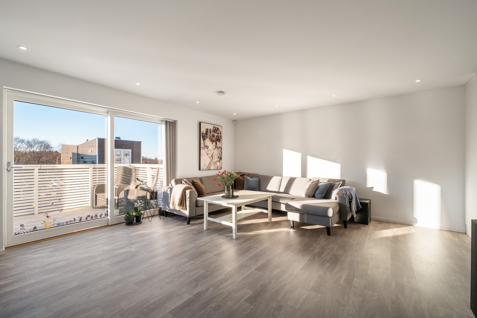 Her er det god plass til flere møbleringer, og man har skyvedører ut til sørvestvendt veranda. Galleribilde