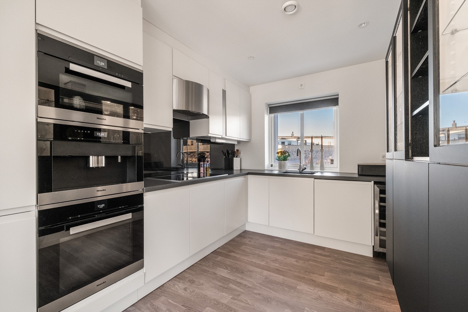 Her har man både integrert kjøleskap, kaffemaskin, kombiovn, stekeovn, oppvaskmaskin og vinskap. Galleribilde