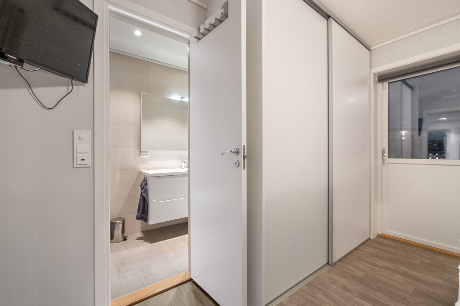 Hovedsoverommet har også skyvedørsgarderobe og dør direkte til eget on-suite bad. Galleribilde