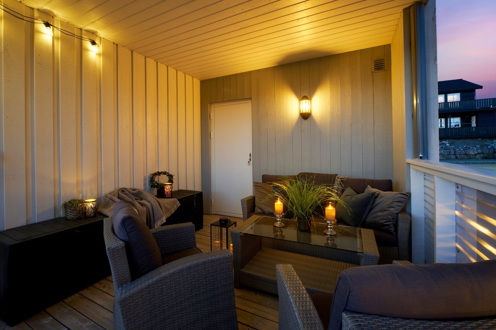 Overbygget del av verandaen gir ly for vær og vind. Galleribilde